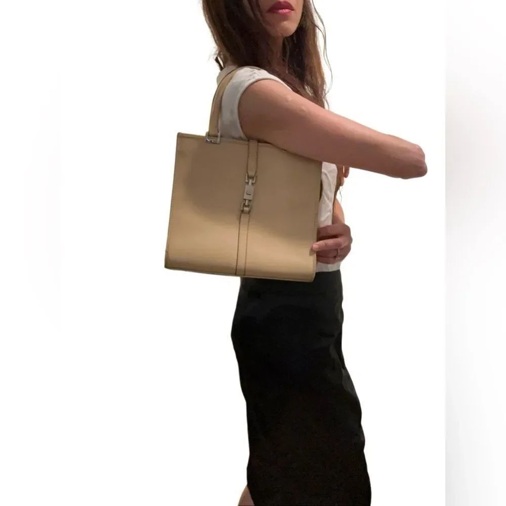 Gucci Beige Leather Jackie Tote with piston lock